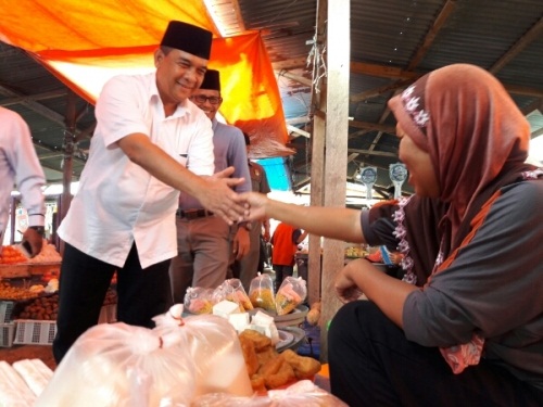 Pedagang Pasar Impres Dalu-dalu di Rokan Hulu Curhat ke Cawagub Riau Edy Nasution