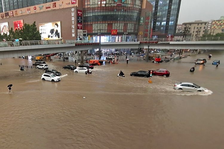 Banjir Parah Landa Provinsi Henan China, 12 Orang Tewas, 100 Ribu Dievakuasi