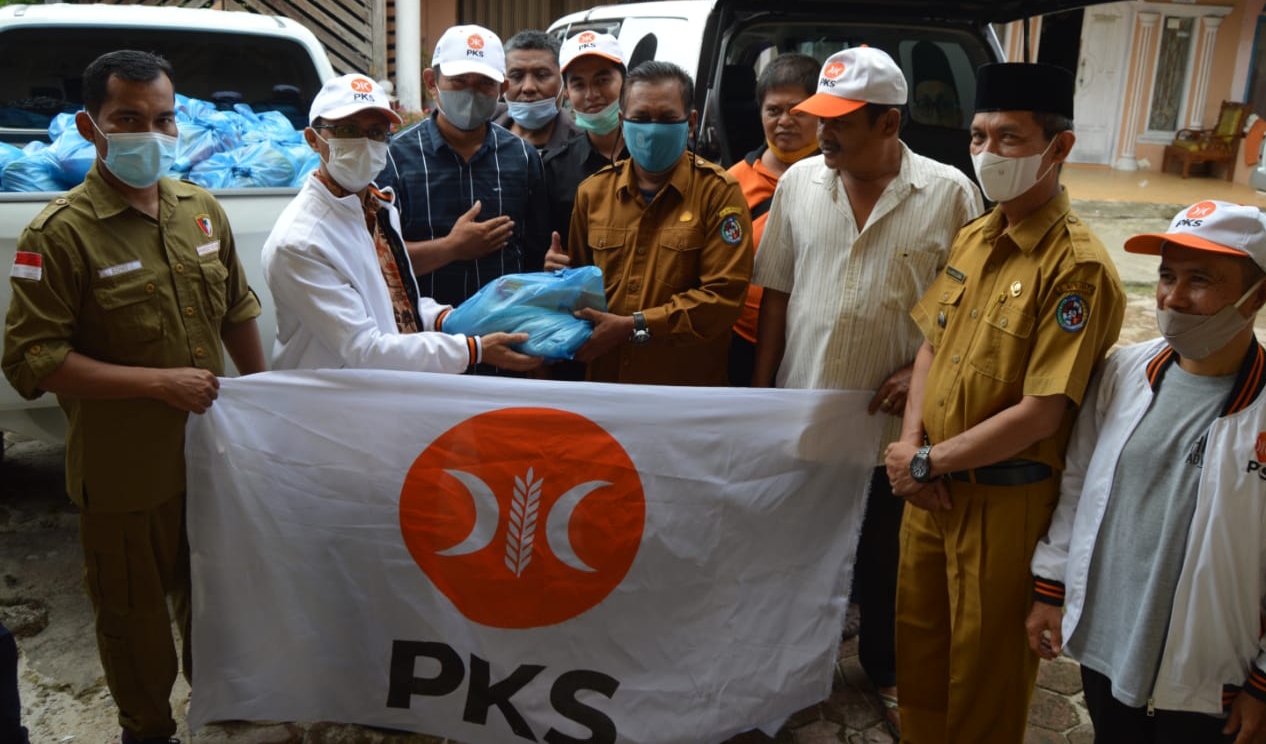 PKS Limapuluh Kota Serahkan Bantuan Sembako untuk Warga Terdampak Banjir di Manggilang