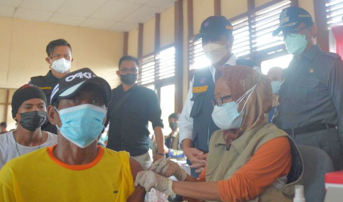 Disaksikan Gubri Syamsuar, 300 Warga Suku Laut Inhil Disuntik Vaksin Corona