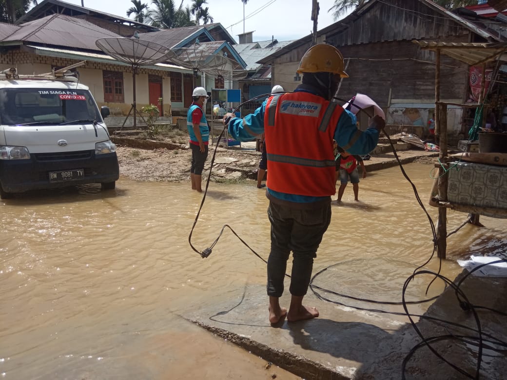 Air Surut, PLN Kembali Nyalakan Listrik di Desa Kampar Kiri Hulu
