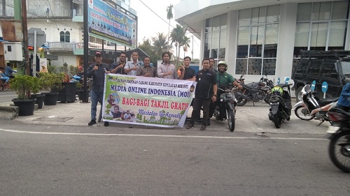 DPC Media Online Indonesia (MOI) Meranti gelar bagi-bagi takjil gratis
