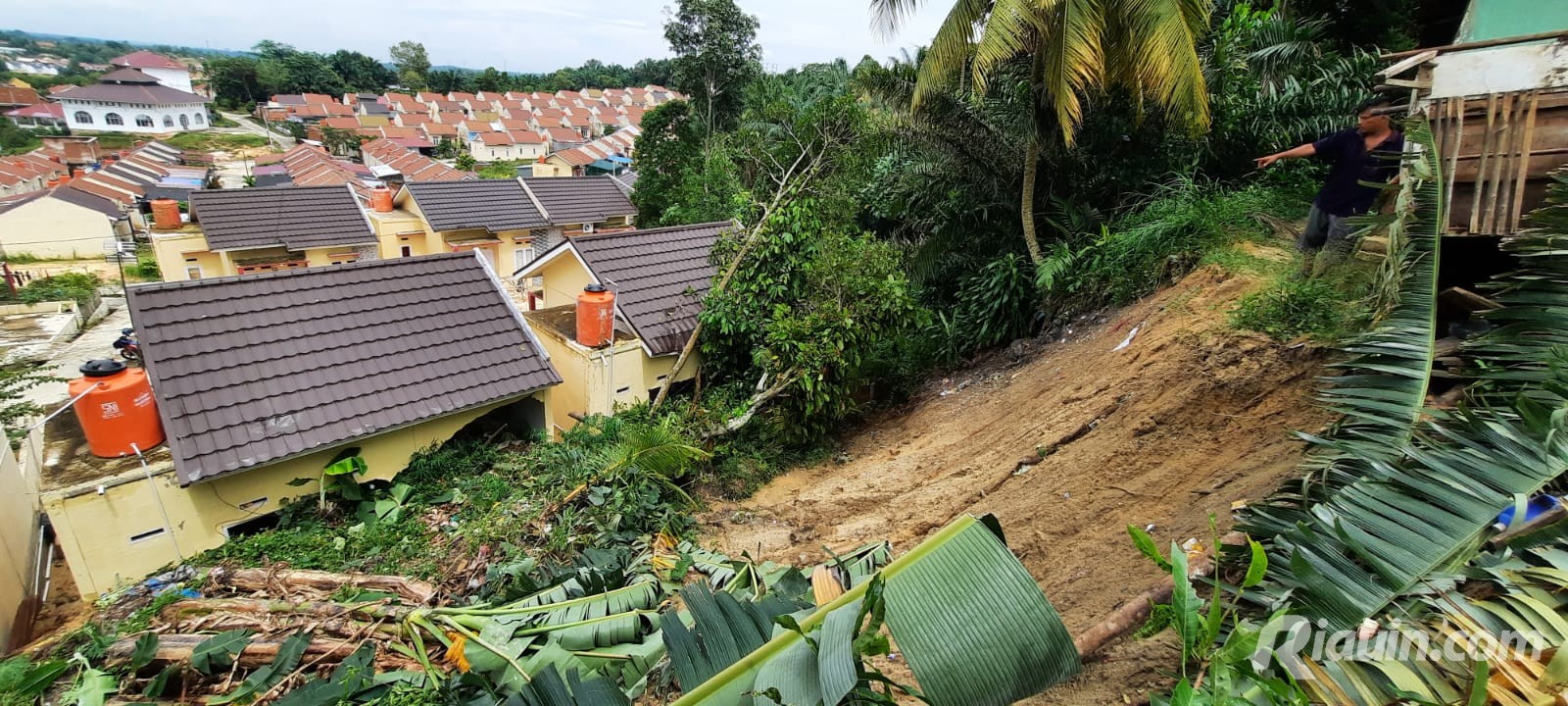 Hujan Deras, 1 Rumah Warga di Tenayan Raya Tertimbun Material Longsor