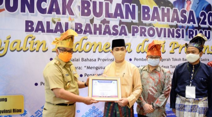 Hadiri Hari Bulan Bahasa, Wagubri: Jangan Bangga Berbahasa Asing, Gunakan Bahasa Indonesia