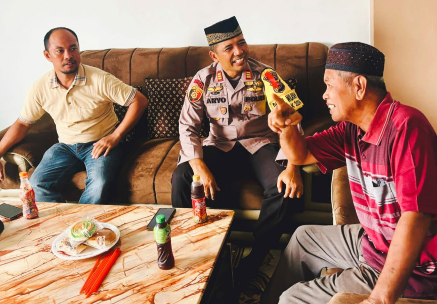 Sambangi Pak Alang, Kapolsek Kuala Cenaku Ajak Sukseskan Pilkada Serentak di Inhu