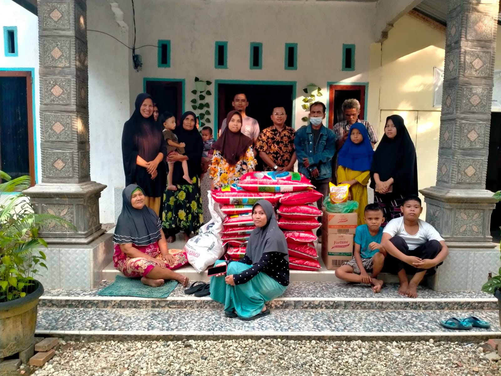 Warga Talang Mandi Bengkalis Terima Bantuan CSR dari Perusahaan Kelapa Sawit