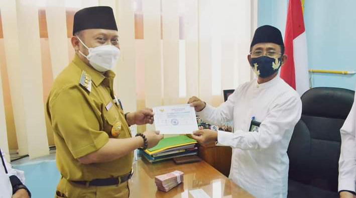 Dukung Gerakan Cinta Zakat, Bupati Serahkan Zakat ke Baznas Kampar