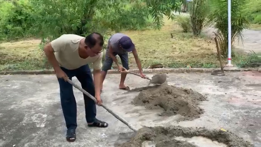 Isi Akhir Pekan, Suyatno Bersama Warga Bersihkan Masjid Assalam Bangko