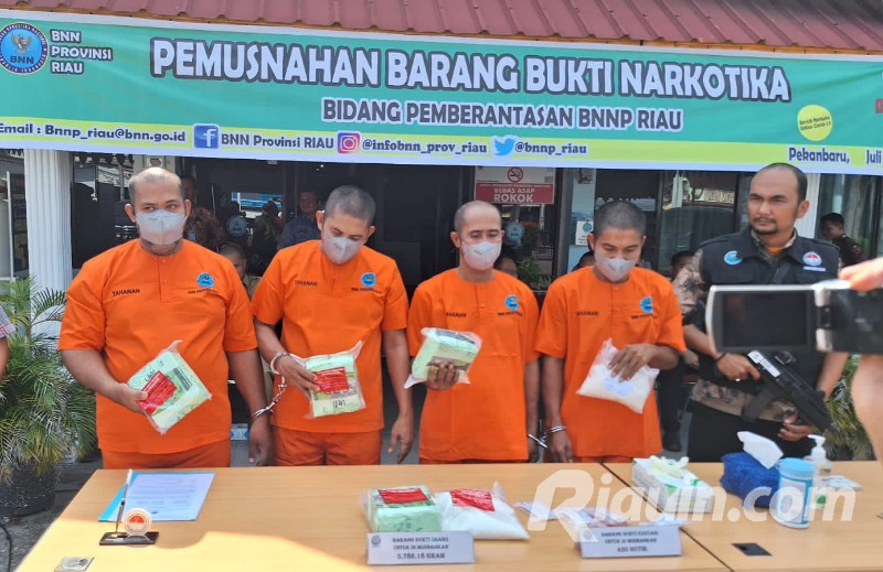 BNNP Riau Bekuk Empat Pengedar Narkoba, 5,9 Kg Sabu dan 479 Pil Ekstasi Disita