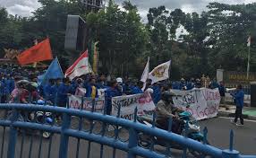 Ratusan Mahasiswa UIR Unjuk Rasa ke DPRD Riau, Tuntut UU Cipta Kerja Dibatalkan