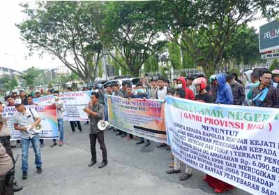 Unjuk Rasa di Mapolda Riau, Ganri Tuntut Usut Dua Kasus Korupsi di Rohul