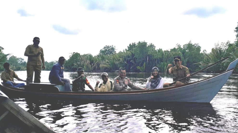 Gunakan Pompong ke Pedalaman Inhil, Polsek Concong Sosialisasi Pemilu Damai ke Warga