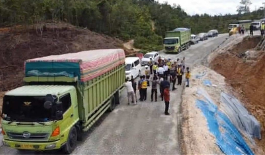 Mulai Besok, Akses Jalan Lintas Riau - Sumbar di XIII Koto Kampar yang Longsor Bisa Difungsikan