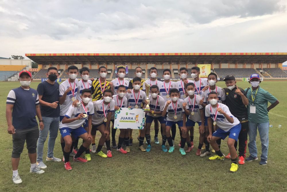 Kalahkan Kampar Lewat Drama Adu Penalti, Tim Sepakbola U-16 Pekanbaru Juara Piala Gubernur Riau