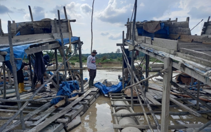 Polisi Gerebek Tambang Emas Ilegal di Kuansing, Pekerja Lari Kocar-kacir