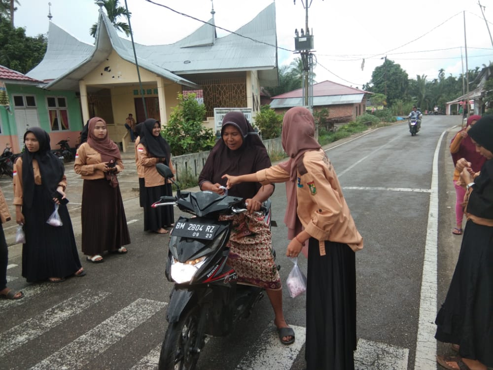 Peduli Sesama, Hipelmata Bagikan Takjil Gratis di Depan Kantor Kades Tabing