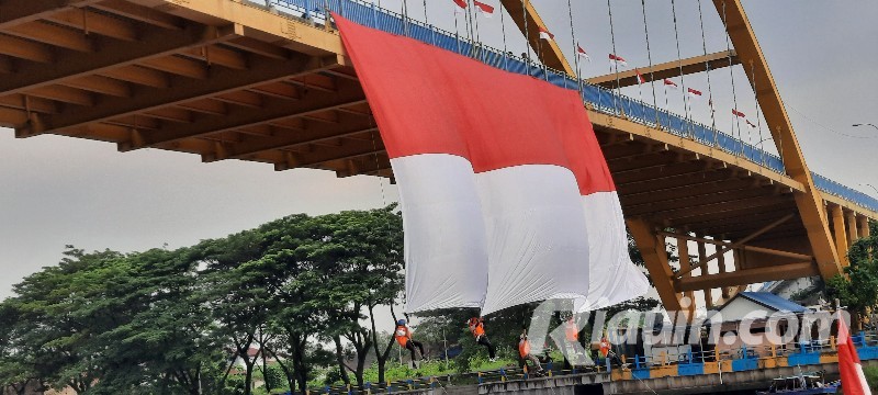 Peringatan 77 Tahun Indonesia Merdeka, Bendera Jumbo Terpasang di Jembatan Siak III