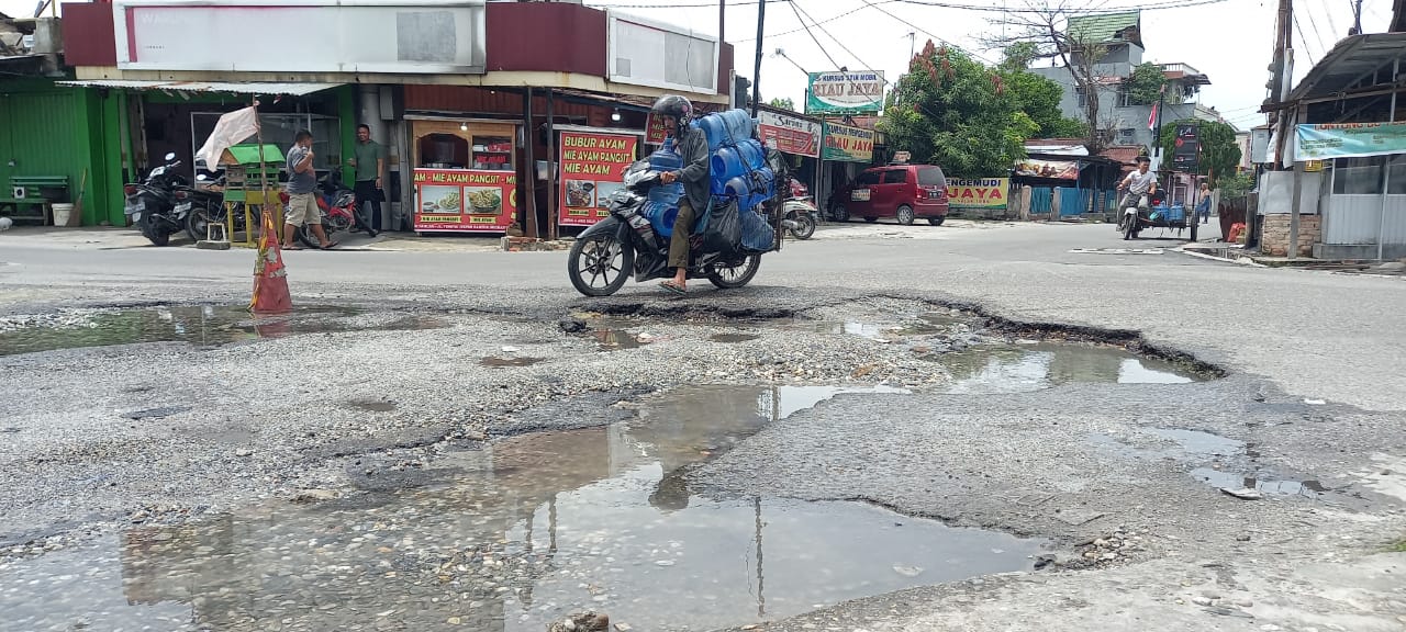 Jalan Dahlia Rusak Parah Akibat Proyek PDAM dan IPAL, Warga Tuntut Diaspal Cepat
