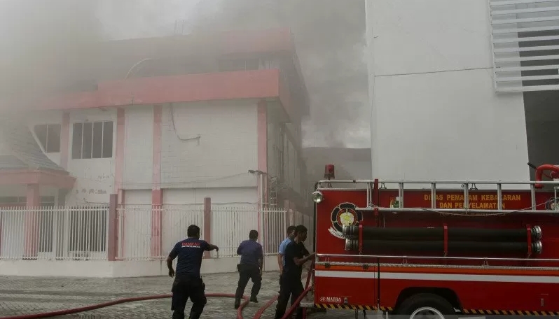 Selidiki Penyebab Kebakaran, Tim Forensik Bawa Sejumlah Sampel dari Gedung Telkomsel Pekanbaru
