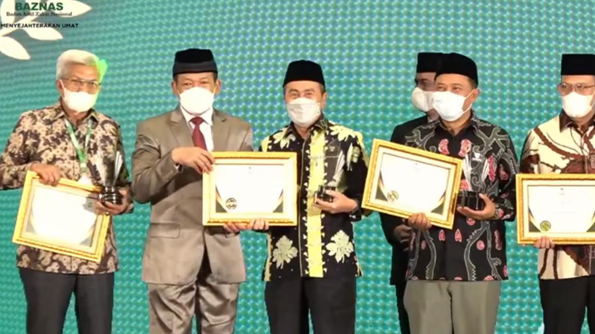 Dinilai Konsisten Dukung Gerakan Zakat, Gubernur Riau Terima Penghargaan Baznaz Award 2022