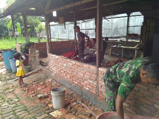 Sambut Hari Juang Kartika, Korem 031/WB Bedah Rumah Warga Kurang Mampu