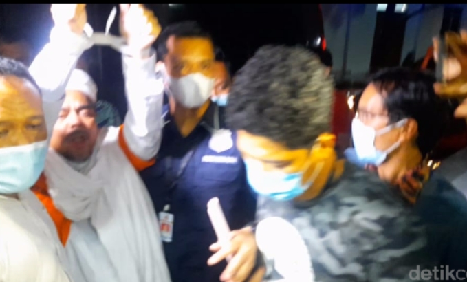 Tangan Diborgol, Habib Rizieq Dibawa ke Rutan Polda Metro