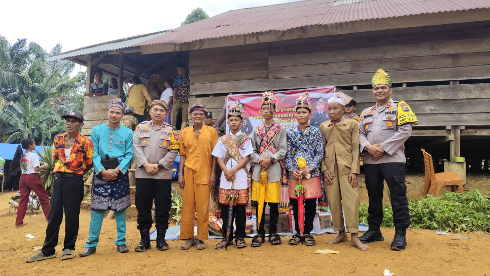 Hadiri Gawai Kebatin Suku Talang Mamak, Polres Inhu Sampaikan Pesan Pilkada Damai