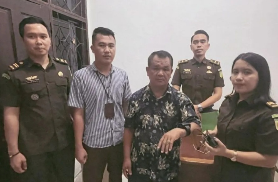 Kejari Inhu Pasang Gelang Detektor ke Tahanan Kota Atizudin Lahagu