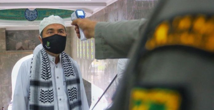 Salat Ied di Masjid An-Nur Pekanbaru, Gubri: Biasakan Memakai Masker