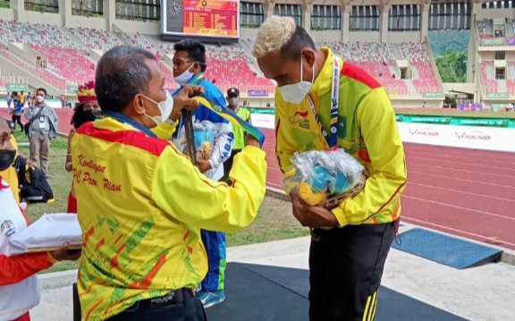 Cabor Atletik Raih Emas Pertama Riau di Peparnas XVI Papua