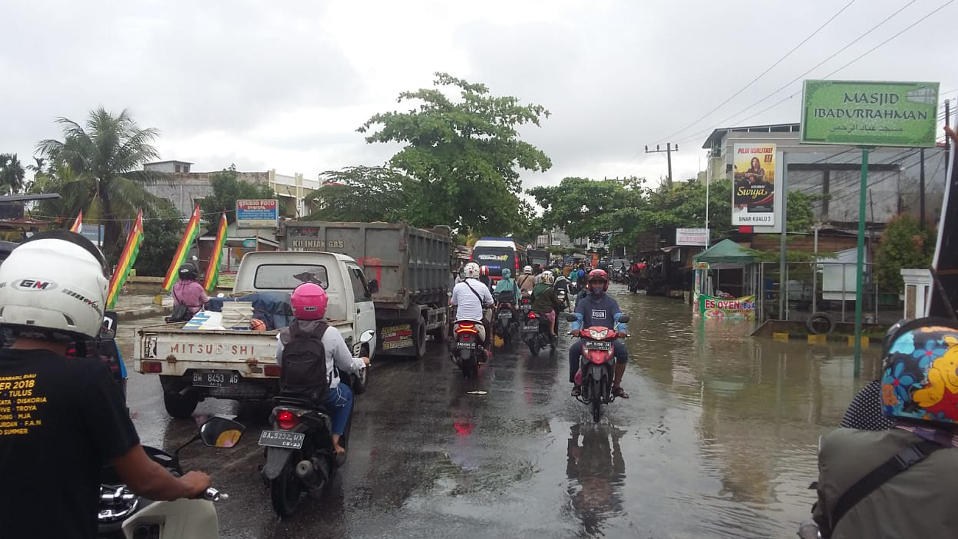 3 Jam Diguyur Hujan, Banjir Setinggi Lutut Orang Dewasa Tutup Akses Jalan Suka Karya Pekanbaru