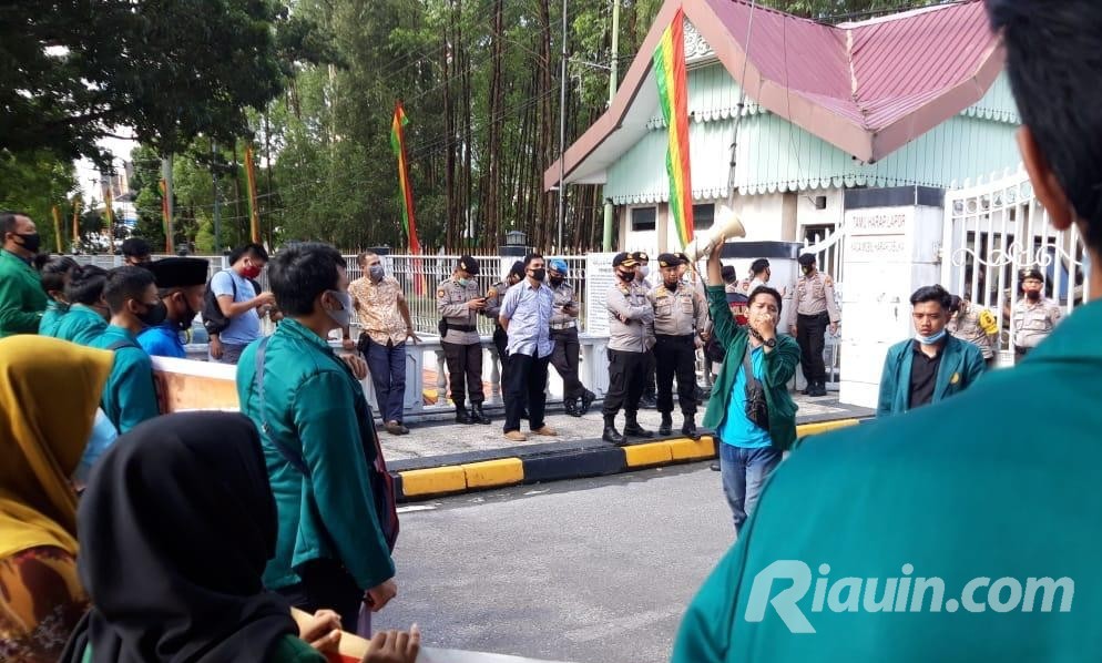BEM Umri Demo Tolak RUU Omnibus Law di DPRD Riau, Diikuti Mahasiswa Unand di Pekanbaru