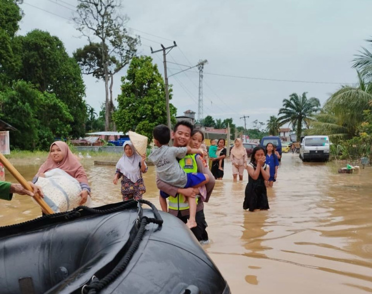 Banjir di Musi Rawas Utara, Polda Sumsel Salurkan Bantuan Logistik ke Warga
