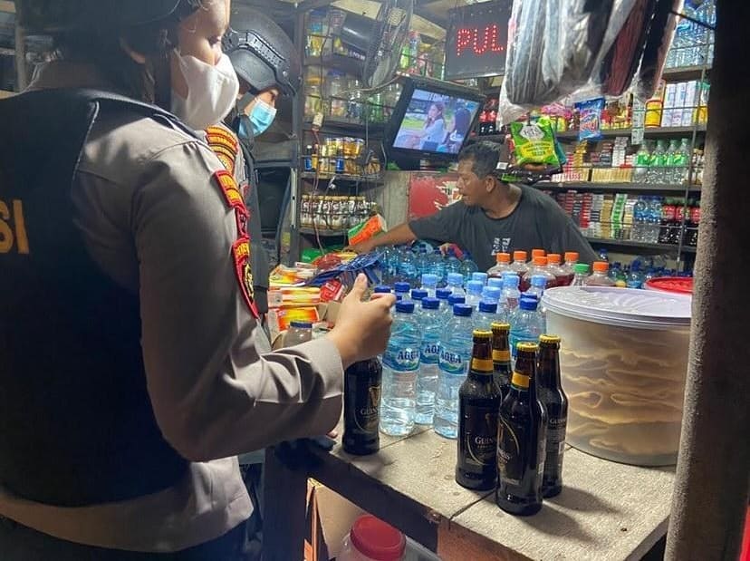 Razia Warung Penyakit Masyarakat, Polisi Sita Ratusan Botol Miras