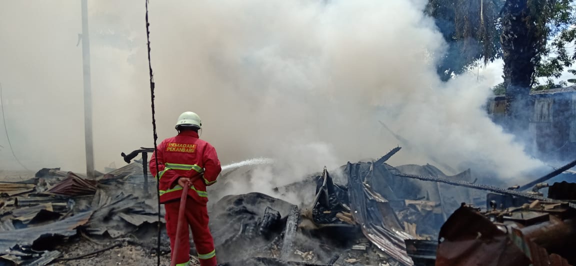 Kedai Ban di Pinggir Jalan Arengka Atas Pekanbaru Hangus Terbakar