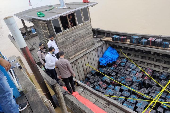 Kapal Pengangkut 400 Botol Miras Ilegal Asal Singapura Ditangkap di Inhil