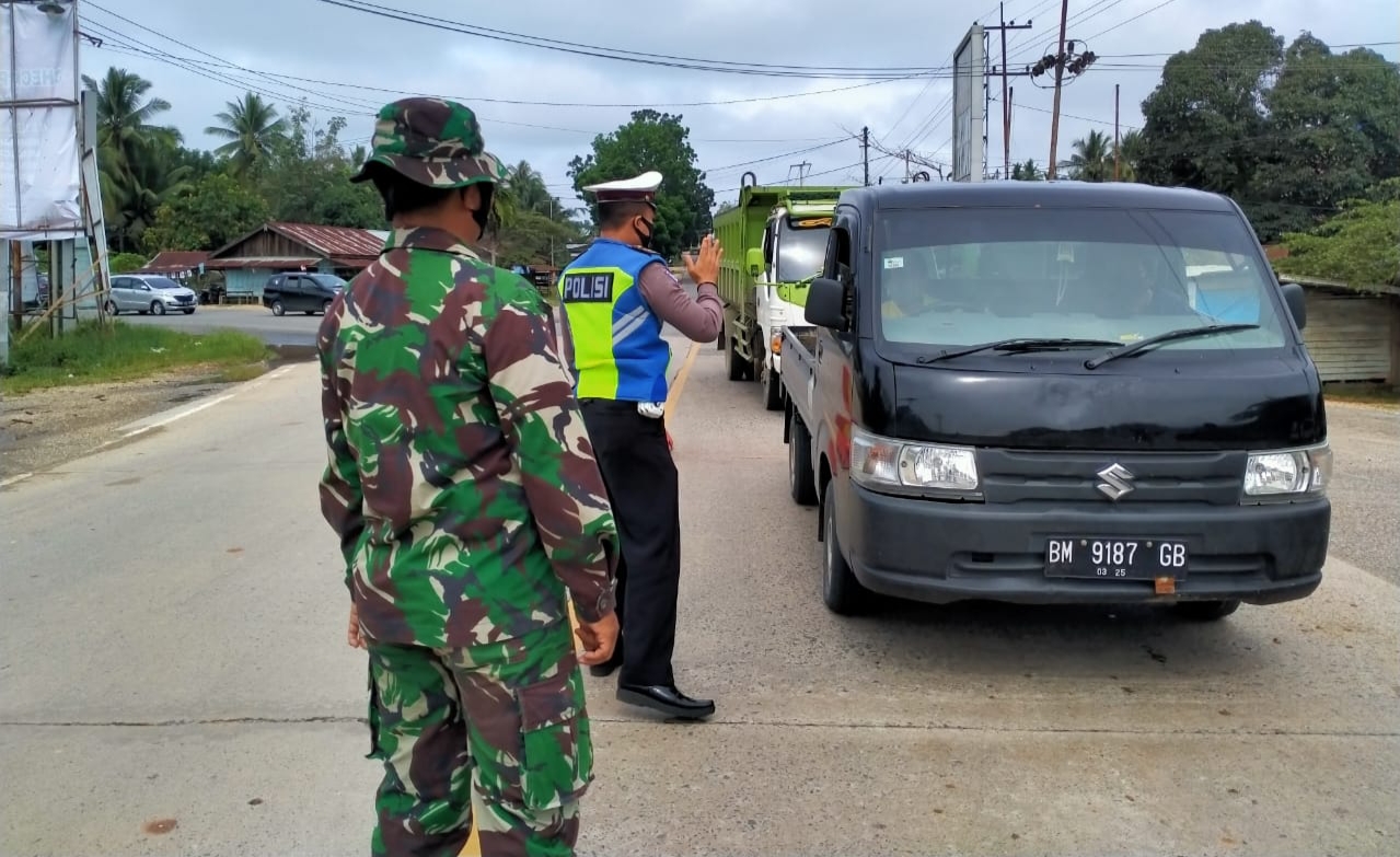 Cegah Penularan Covid-19, Polsek Lirik Periksa Kendaraan Keluar Masuk Inhu