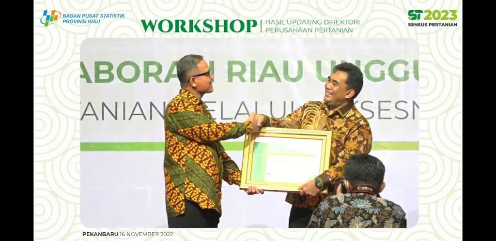 Arara Abadi Terima Award dari BPS Riau