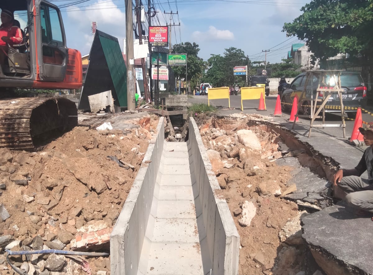 Perbaikan Jalan Lobak Amblas, Dinas PUPR Pekanbaru Lakukan Pengecoran Lantai Drainase