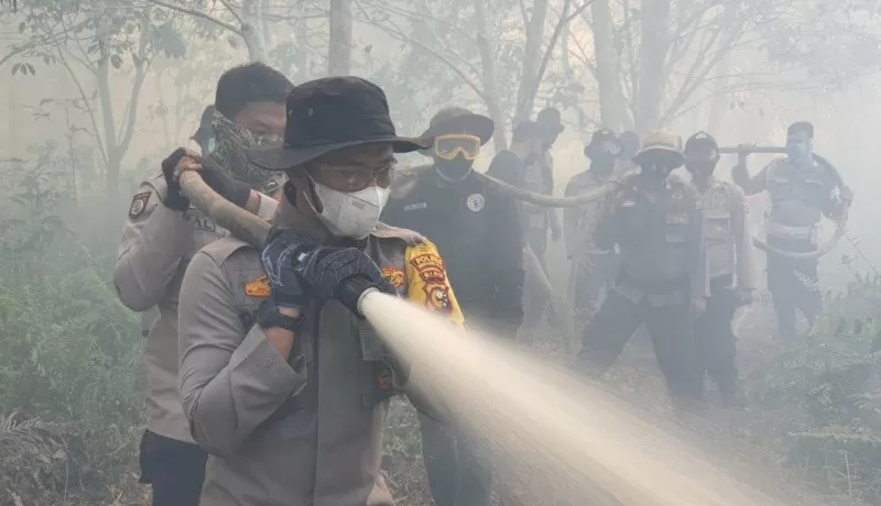 5 Hektar Lahan Terbakar di Kempas Inhil, Petugas Berjibaku Padamkan Api
