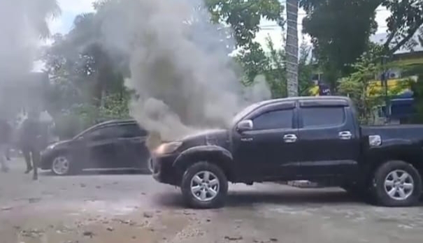 Parkir di Komplek MPP Pekanbaru, Mobil Toyota Hilux Tiba-tiba Terbakar