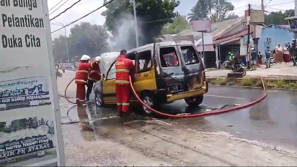 Ledakan Keras Terjadi Saat Satu Mobil Terbakar di Marpoyan Pekanbaru