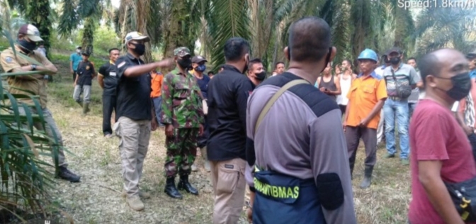 Koramil Koto Kampar Evakuasi Warga Gantung Diri di Kebun Sawit