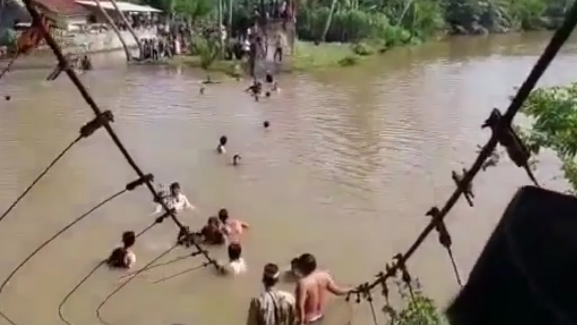 Jembatan Gantung di Pessel Sumbar Putus, Puluhan Orang Tercebur ke Sungai