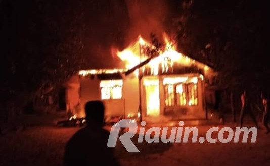 Saat Terlelap Tidur, Rumah Syamsul Bahri di Sungai Pinang Kuansing Terbakar