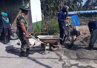 Bangun SMP 1 Atap, Babinsa Koramil 10 Pelangiran Gotong Royong dengan Masyarakat