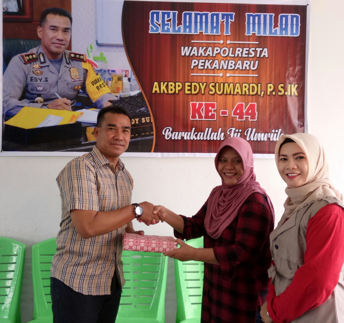FJPI Riau Hadiahi Edy Buku Agama  